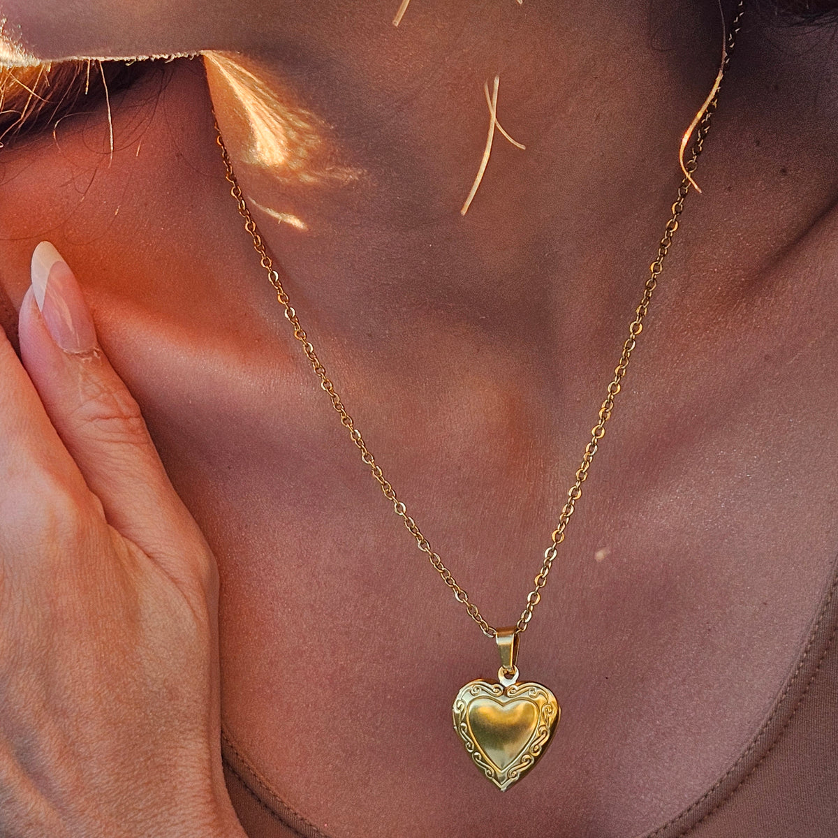 Personalized Gold Heart Locket Necklace, 18K Gold Filled Photo Locket, Engraved Heart Necklace, Dainty Keepsake Jewelry, Gift for Her