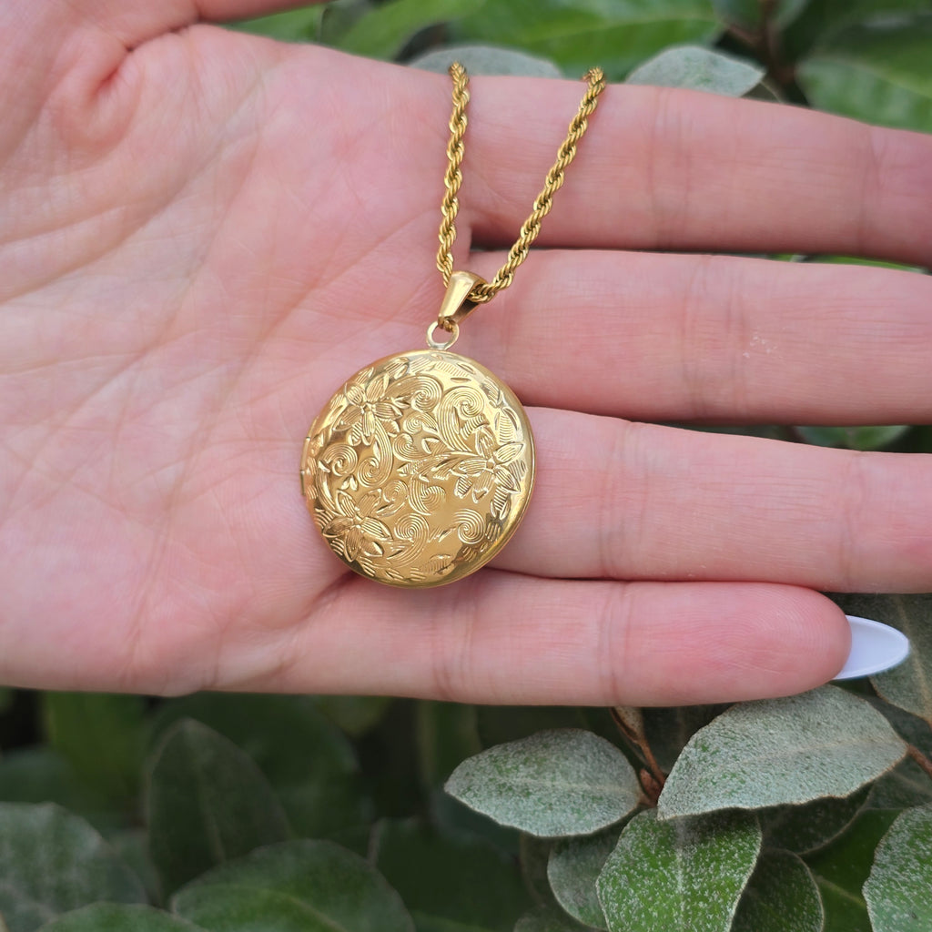 Circle Custom Locket Necklace, Personalized Photo Locket, Engraved Keepsake Jewelry
